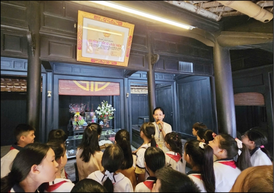 Students visiting and exploring Ho Chi Minh Memorial House in Duong No Village